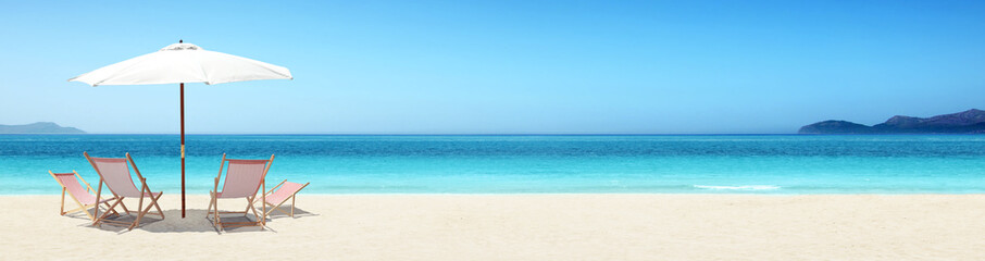 Sonnenliegen am Strand