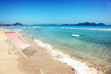 Sonnenliegen am Strand