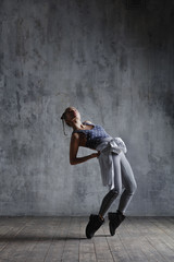 Obraz na płótnie Canvas Young beautiful dancer is posing in studio