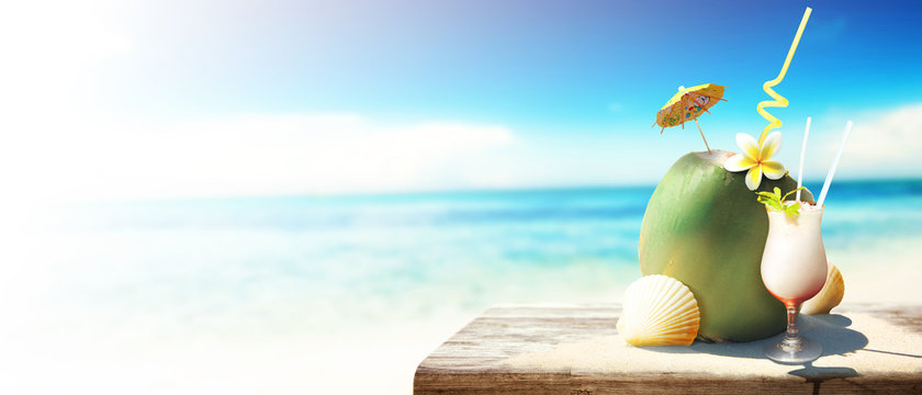 Cocktail mit Kokos am Strand