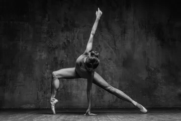 Foto auf Acrylglas Junge schöne Tänzerin posiert im Studio © Alexander Y