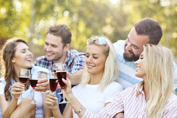 Obraz premium Friends having barbecue party in backyard