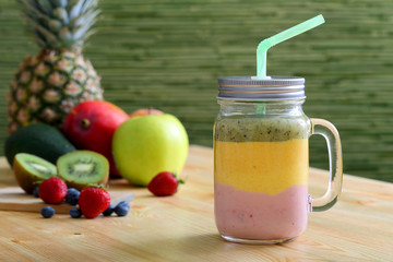 frappe o frullato colorato con frutta