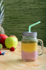 frappe o frullato colorato con frutta