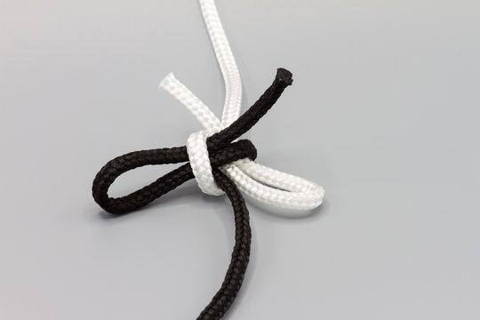 Schwarzes und Weißes Seil mit Schleifen verbunden