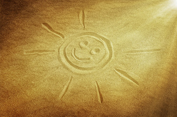 Gezeichnete Sonne auf dem Sand