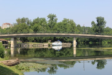 Fototapeta na wymiar Un pont de la Charente