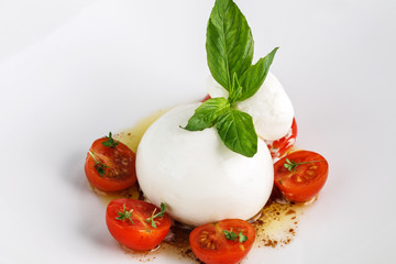 burrata salad with tomato