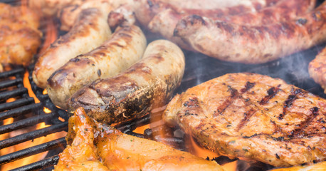 Leckeres Fleisch brät in der Flamme