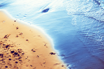 Fußspuren im Sand am Strand