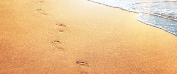 Fußspuren im Sand am Strand
