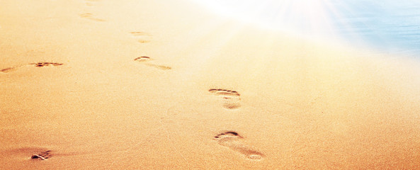Fußspuren im Sand am Strand