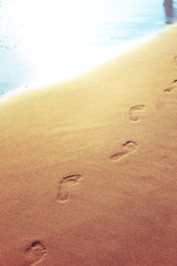 Fußspuren im Sand am Strand