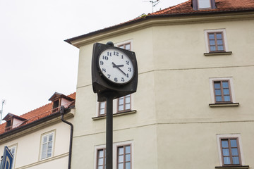 Fototapeta na wymiar street clock with building background.