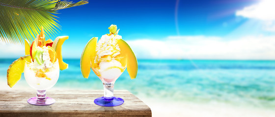 Fruchtiges Eis am Strand