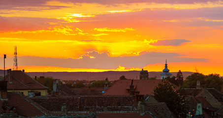 Obraz premium Awesome scenery of sunset over the ancient european city Sibiu in Romania