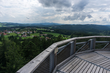 Fototapeta na wymiar Aussicht auf den Bayrischen Wald vom Aussichtspunkt Waldgipfelpfad