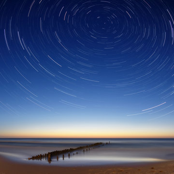 Fototapeta startrails / nad Bałtykiem