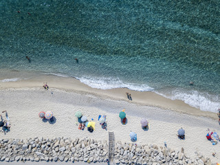 Fondale marino visto dall’alto, spiaggia di Zambrone, Calabria, Italia. Immersioni relax e vacanze estive. Coste italiane, spiagge e rocce. Vista aerea