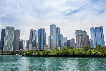 Fototapeta na wymiar Skyline mit Hochhäusern am Chicago River, Chicago, Illinois