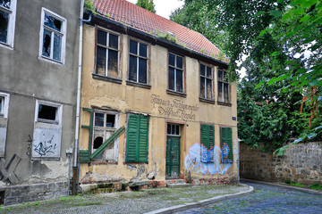 Fototapeta na wymiar Verfallenes Haus in der Altstadt von Halberstadt