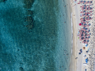 Fondale marino visto dall’alto, spiaggia di Zambrone, Calabria, Italia. Immersioni relax e vacanze estive. Coste italiane, spiagge e rocce. Vista aerea
