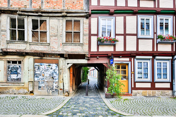 unsanierter und sanierter Hausteil in der Altstadt von Halberstadt - 166921364