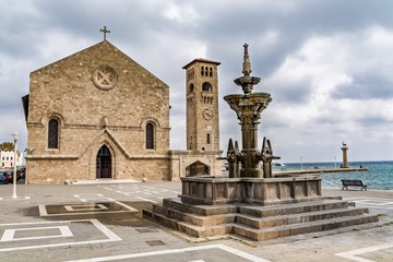 Obraz premium Evangelist Kilisesi orthodox church (Ekklisia Evaggelismos) and Mandraki fountain, Rhodes, Greece