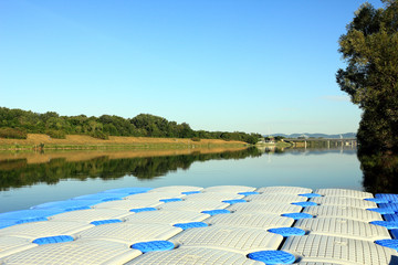 Blick von einem Schwimmponton über die Neue Donau in Richtung Steinspornbrücke aufgenommen im Juli 2017