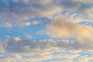 Blauer Himmel mit Wolken