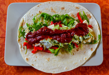 Wrap mit Füllung vor dem Rollen