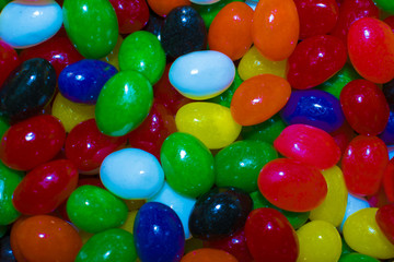 Fototapeta na wymiar разноцветные круглые шоколадные конфеты 