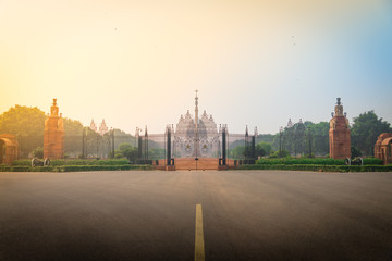 Fototapeta na wymiar Tore am Eingang des Parlamentsgebäudes, Delhi, Indien