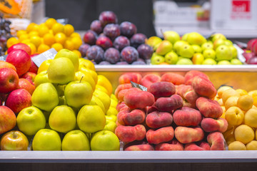 Flat peaches, apples and other fruit at a Spanish market