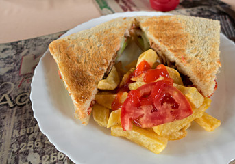 Ein Hühnchensandwich mit Pommes