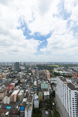 Obraz premium Nowoczesna architektura, pejzaż miejski z niebieskim niebem i chmurami