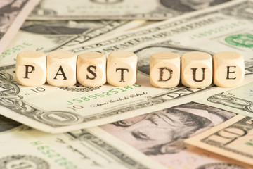 Dollar Geldscheine und das Wort Mahnung