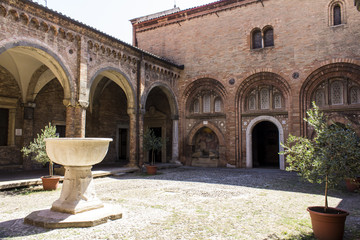 BOLOGNA, ITALIA - LUGLIO 23, 2017: cortile all'interno della Basilica di Santo Stefano ( sette Chiese) - Emilia Romagna