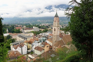 Fototapeta na wymiar Katolische Kirche in Meran in Südtirol in Italien 