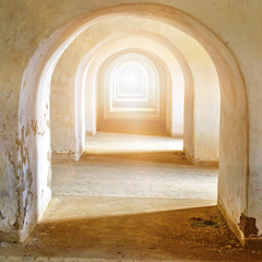 Obraz premium Licht in Gewölbe Keller