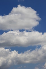 空と、三段になった雲