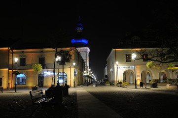 Marktplatz in Krosno – Nachtaufnahme - obrazy, fototapety, plakaty