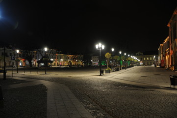 Marktplatz in Krosno – Nachtaufnahme - obrazy, fototapety, plakaty