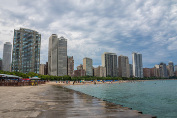 Fototapeta premium Oak street beach, im Hintergrund Wolkenkratzer Skyline, Chicago