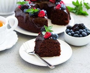 Chocolate cake with glaze and fresh berries