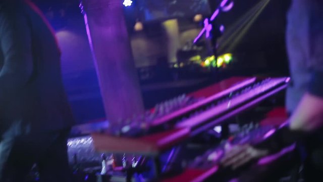 Concert in the club, the musician plays the synthesizer.
