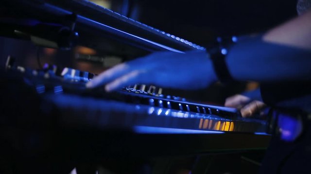 Concert in the club, the musician plays the synthesizer.
