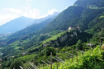 Fototapeta na wymiar Dorf Tirol in der Nähe von Meran in Südtirol in Norditalien