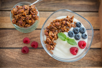 Joghurt mit Müsli und Beeren 