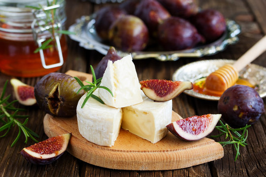Delicious tomorrow from Camembert, figs and honey.